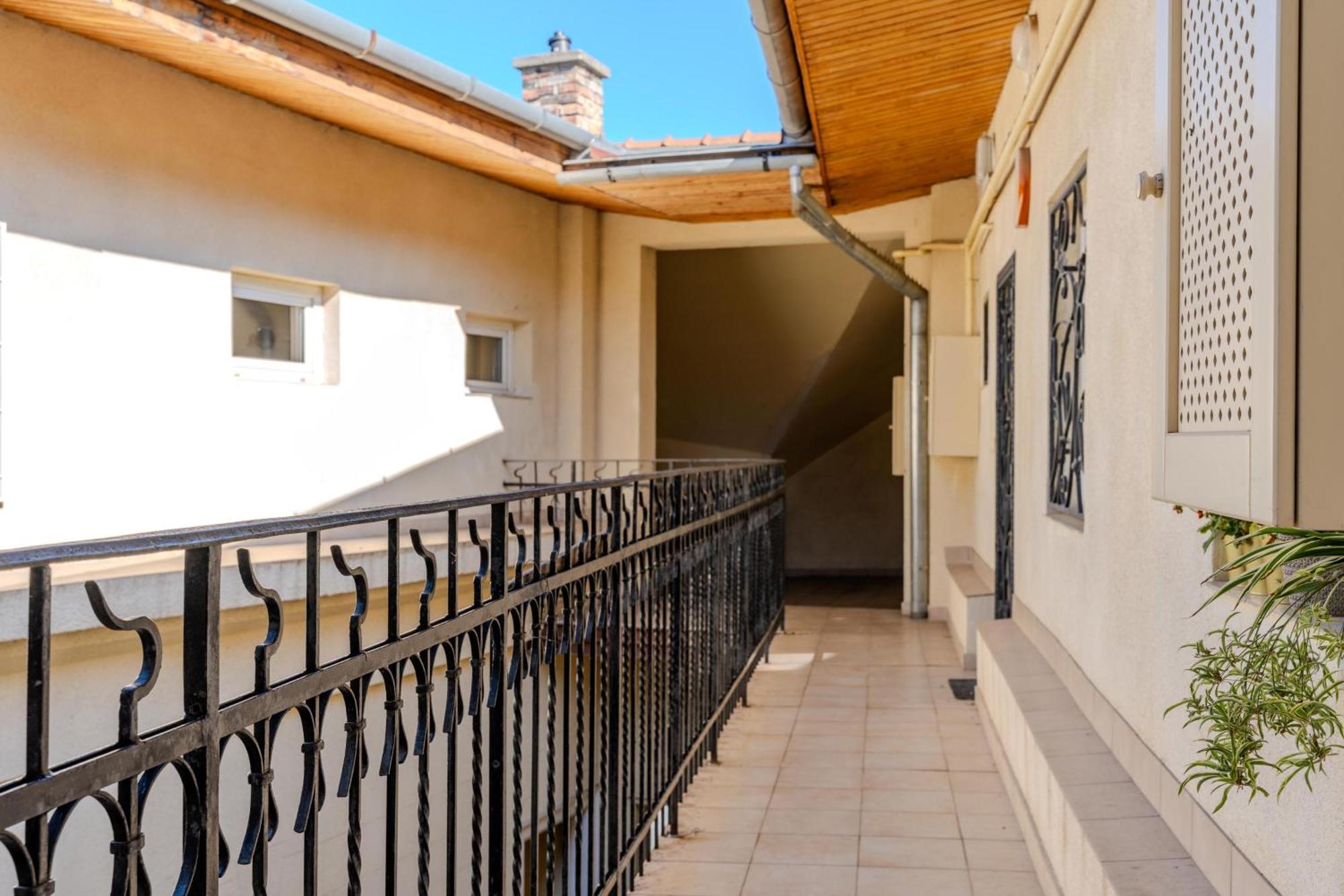 Cozy Flat In The Heart Of Buda Budapest Exterior foto